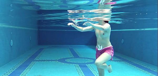 trendsHot underwater babe Lady Dee swims naked